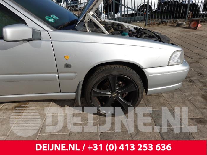 Volvo V70 Kotflügel rechts vorne O312573