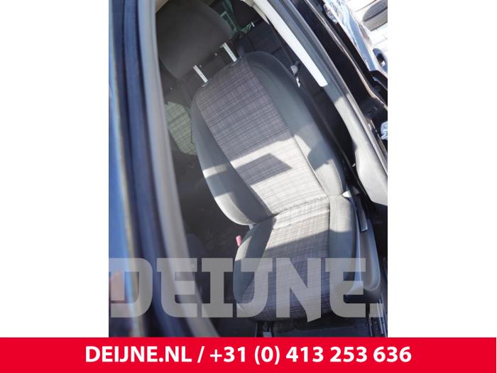 Mercedes Vito Stoel links O312868