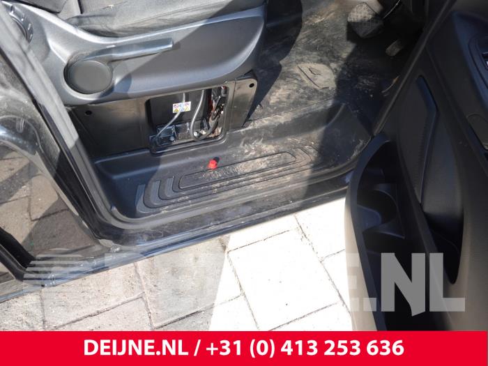 Mercedes Vito Voorinstap rechts O312883