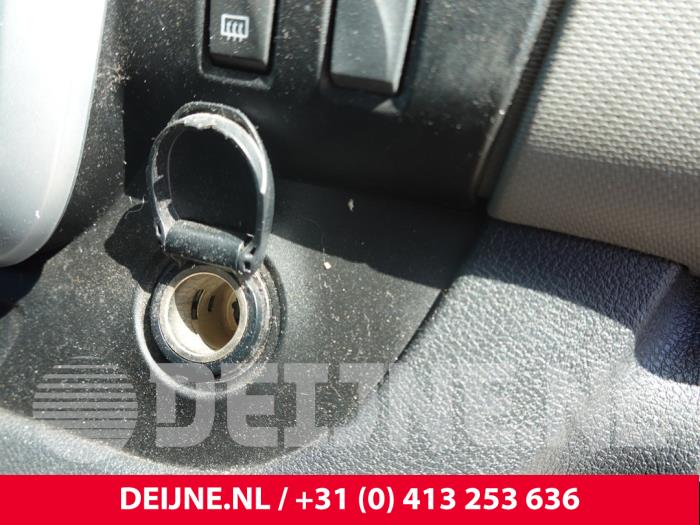 Renault Trafic 12 Volt aansluiting O312916