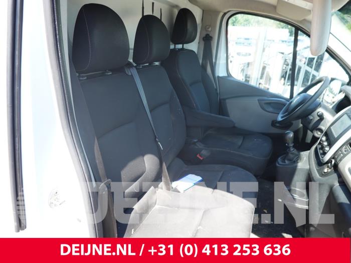 Renault Trafic Bank rechts vorne O312934