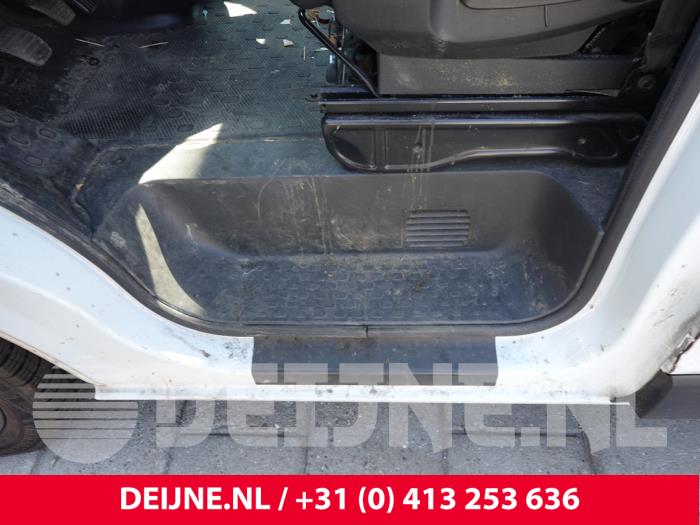 Renault Trafic Voorinstap links O313039
