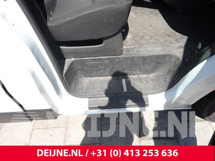 Renault Trafic Voorinstap rechts O313040