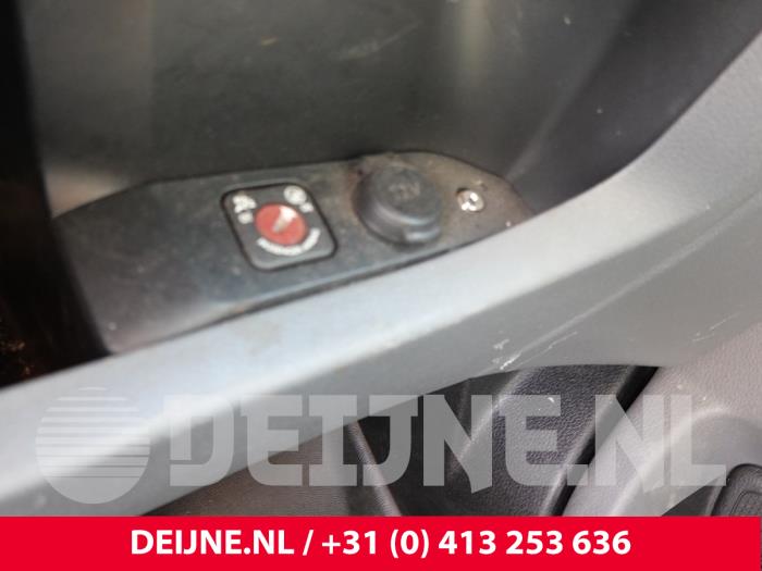 Peugeot Expert 12 Volt aansluiting O313222