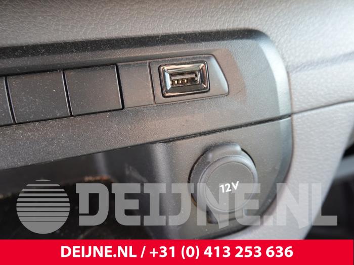 Peugeot Expert AUX / USB connection O313235