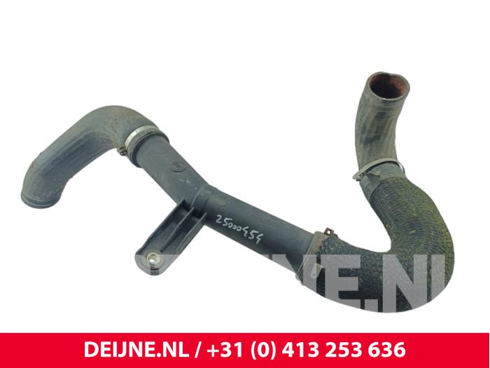 Gebruikte Intercooler Buis Fiat Ducato (250) 2.3 D 130 Multijet Prijs € 48,40 Inclusief btw aangeboden door van Deijne Onderdelen Uden B.V.