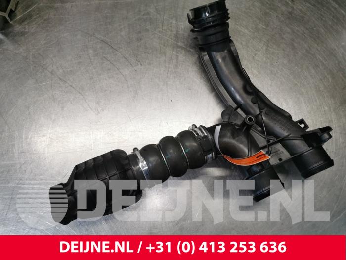 Gebruikte Intercooler Buis Peugeot Expert (V1/VA/VB/VE/VF/VT/VY) 1.6 Blue HDi 95 16V Prijs € 42,35 Inclusief btw aangeboden door van Deijne Onderdelen Uden B.V.