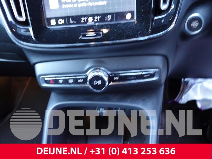 Volvo XC40 Radiobedienfeld O315011
