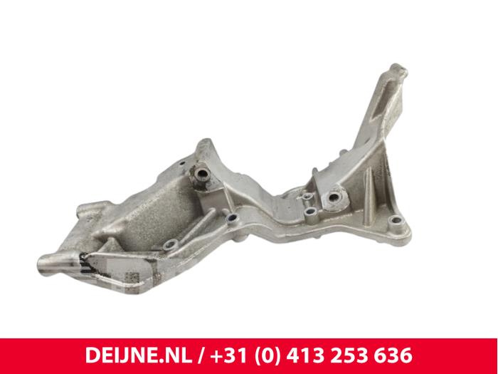 Gebruikte Dynamosteun boven Volvo V60 I (FW/GW) 2.4 D5 20V AWD Twin Engine Plug-in Hybrid Prijs € 20,00 Margeregeling aangeboden door van Deijne Onderdelen Uden B.V.