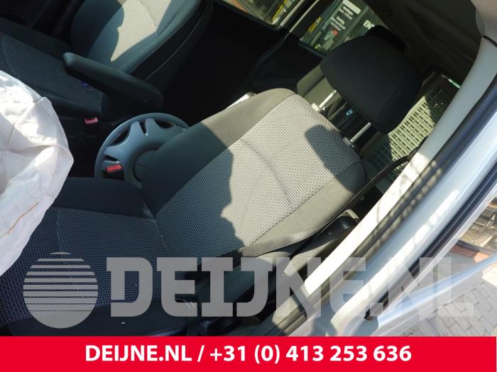 Mercedes Vito Sitz links O316368