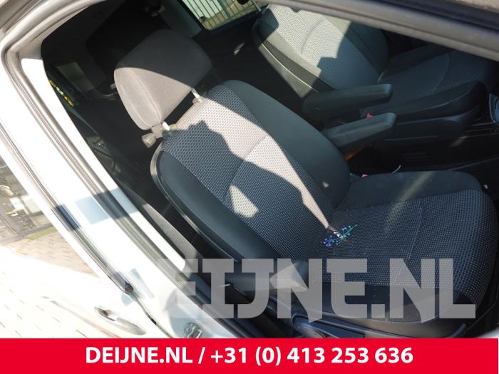 Mercedes Vito Sitz rechts O316369