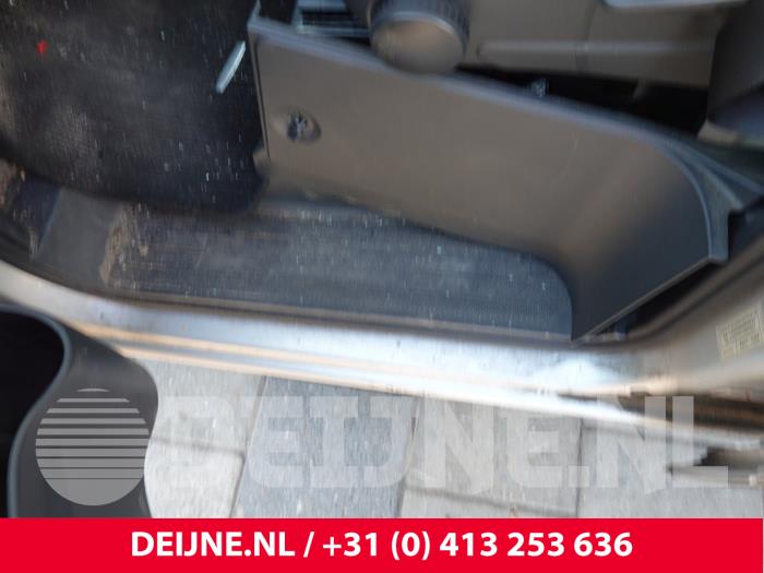 Mercedes Vito Voorinstap links O316379