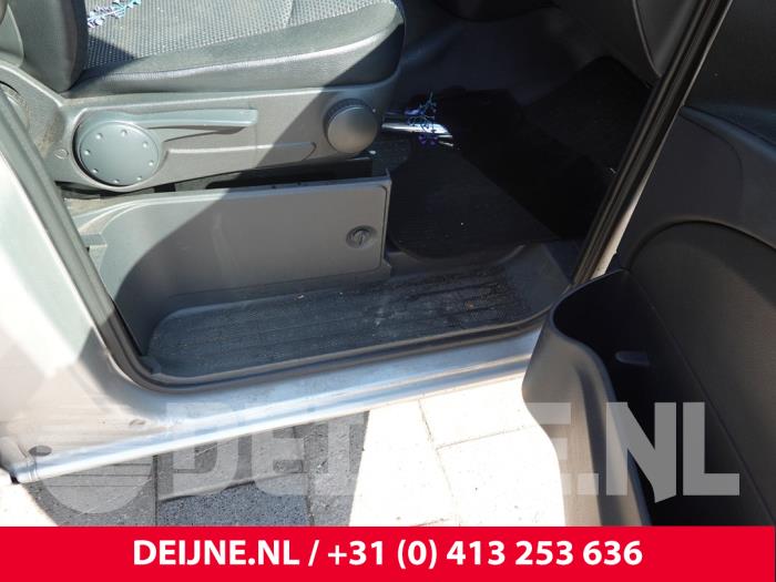 Mercedes Vito Voorinstap rechts O316380