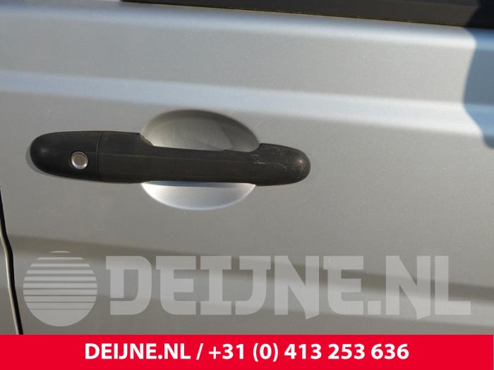 Mercedes Vito Türgriff 2-türig rechts O316395