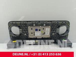 Mercedes Sprinter Display Multi Media regelunit O317319 foto 2