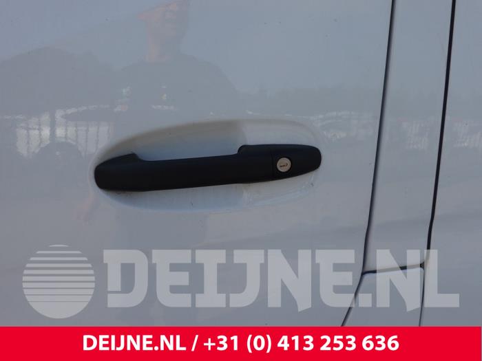Mercedes Sprinter Portiergreep 2Deurs links O317411