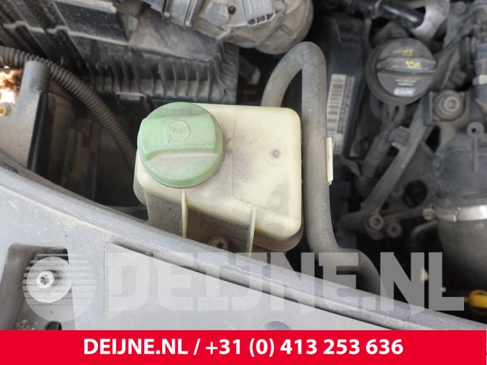 Gebruikte Servo Oliereservoir Volkswagen Transporter T6 2.0 TDI Prijs op aanvraag aangeboden door van Deijne Onderdelen Uden B.V.