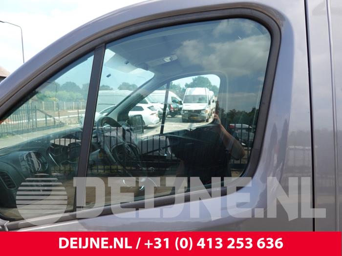 Opel Vivaro Türscheibe 2-türig links O318856