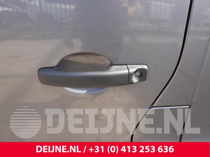 Opel Vivaro Türgriff 2-türig links O318857