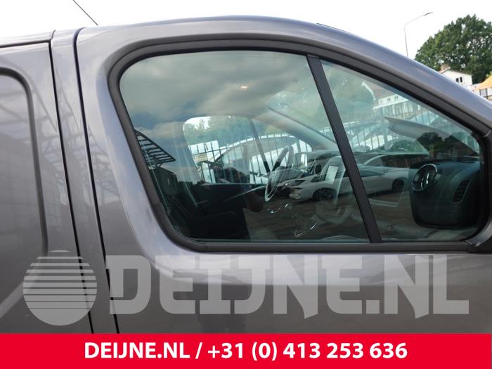 Opel Vivaro Türscheibe 2-türig rechts O318858