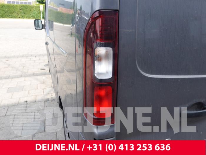 Opel Vivaro Achterlicht links O318732
