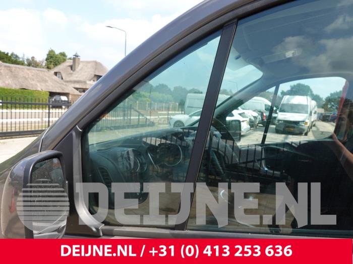 Opel Vivaro Dreieckfenster links vorne O318763