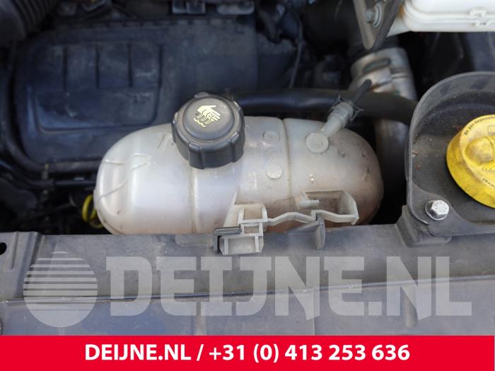 Opel Vivaro Ausgleichsbehälter O318768