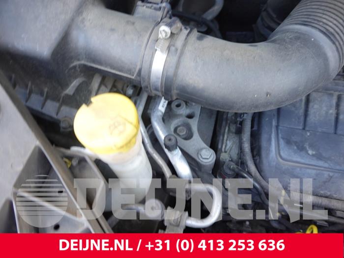 Opel Vivaro Scheibensprühertank vorne O318811