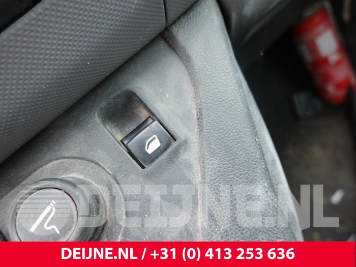Peugeot Partner 12 Volt aansluiting O318983