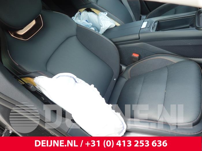 Lynk & Co 08 Stoel rechts O319939