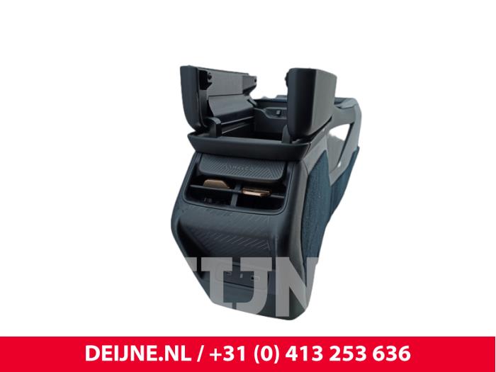 Lynk & Co 08 Mittelkonsole O319940