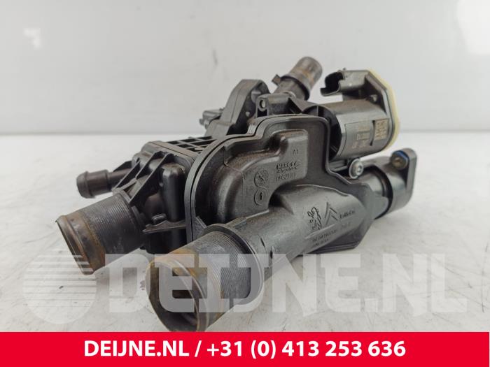 Gebruikte Thermostaathuis Opel Vivaro 2.0 CDTI 122 Prijs € 90,75 Inclusief btw aangeboden door van Deijne Onderdelen Uden B.V.
