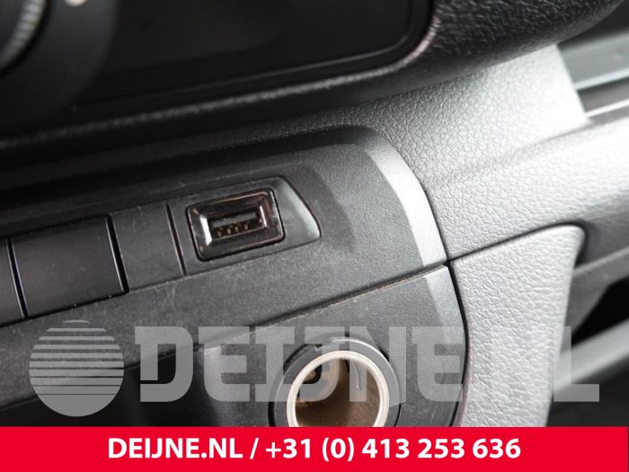 Peugeot Expert 12-Volt-Anschluss O319990