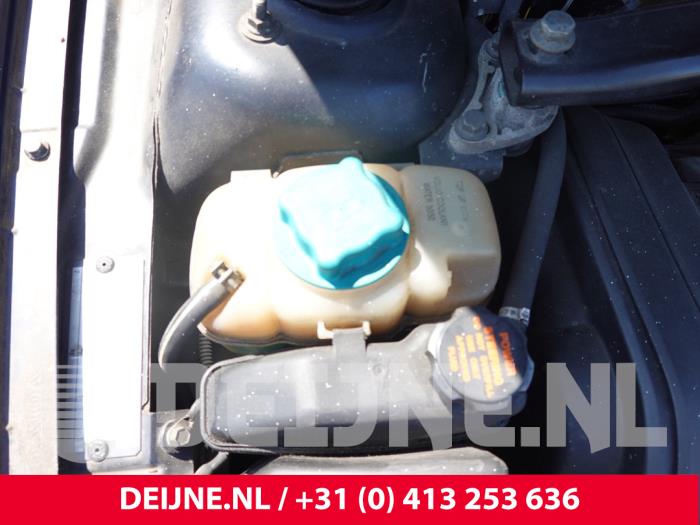 Gebruikte Servo Oliereservoir Volvo V70 (SW) 2.4 T 20V AWD Prijs op aanvraag aangeboden door van Deijne Onderdelen Uden B.V.