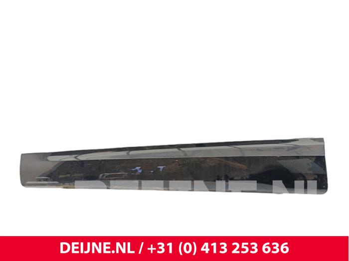 Lynk & Co 08 Seitenschürze links O321740