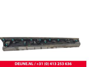 Lynk & Co 08 Zijskirt links O321740 foto 2