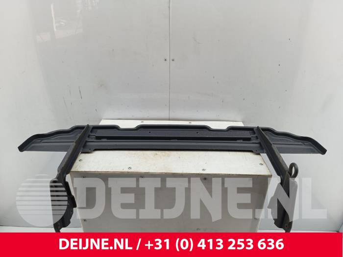 Mercedes eSprinter Trittbrett hinten O321877
