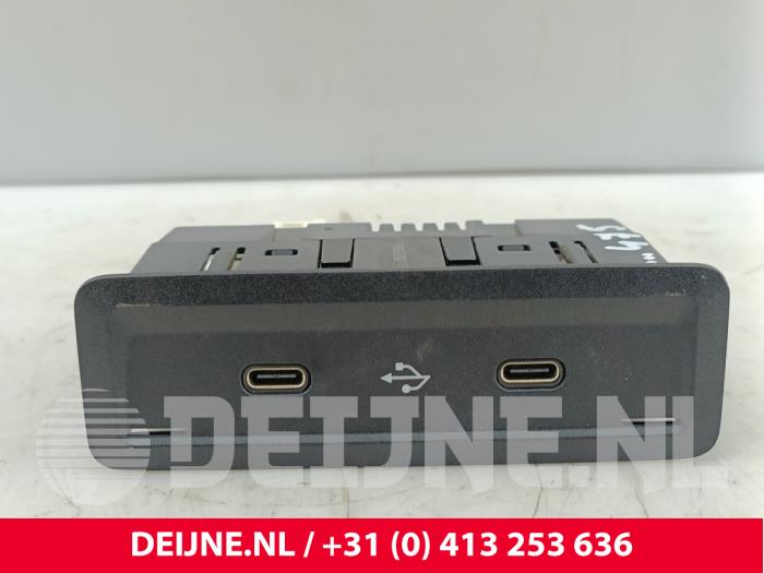 Mercedes eSprinter AUX / USB-Anschluss O321995