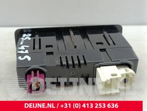 Mercedes eSprinter AUX/USB aansluiting O321995 foto 2