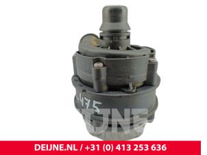 Mercedes eSprinter Extra waterpomp O322009 foto 2