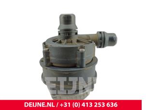 Mercedes eSprinter Extra waterpomp O322009 foto 3