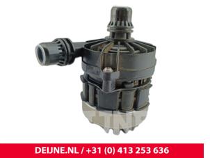 Mercedes eSprinter Extra waterpomp O322012 foto 2