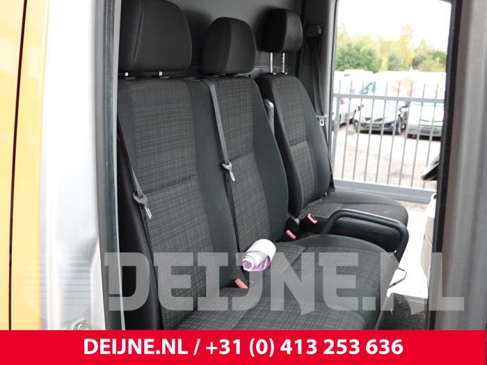 Mercedes Sprinter Bank rechts vorne O322831