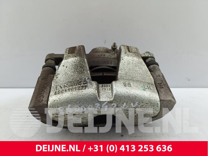 Lynk & Co 01 Remklauw (Tang) links-voor O323552