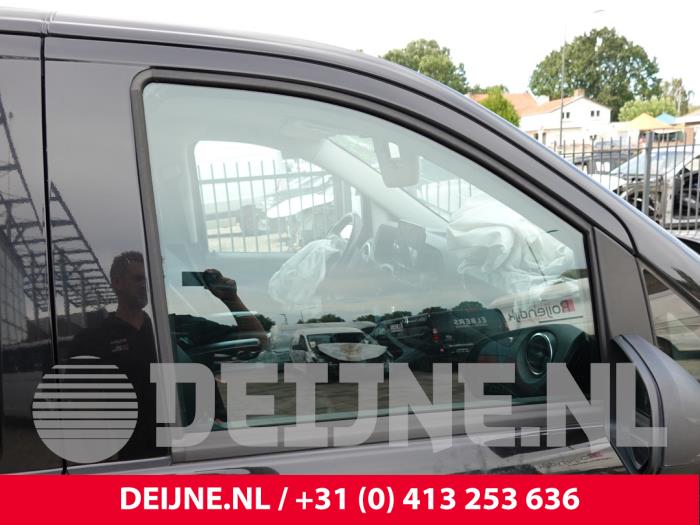 Mercedes Vito Türscheibe 2-türig rechts O324324