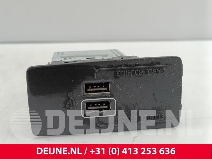 Volvo S90 AUX/USB aansluiting O325231