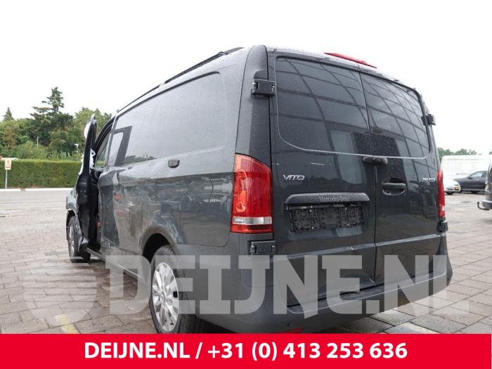 Mercedes Vito Minibus/van rear door O325317