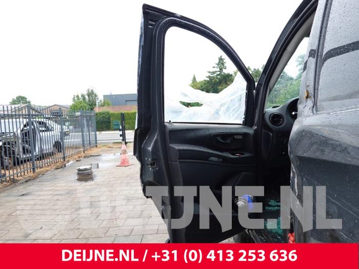 Mercedes Vito Türverkleidung 2-türig links O325458
