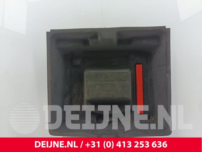 Lynk & Co 01 Fußbodenbelag O325639