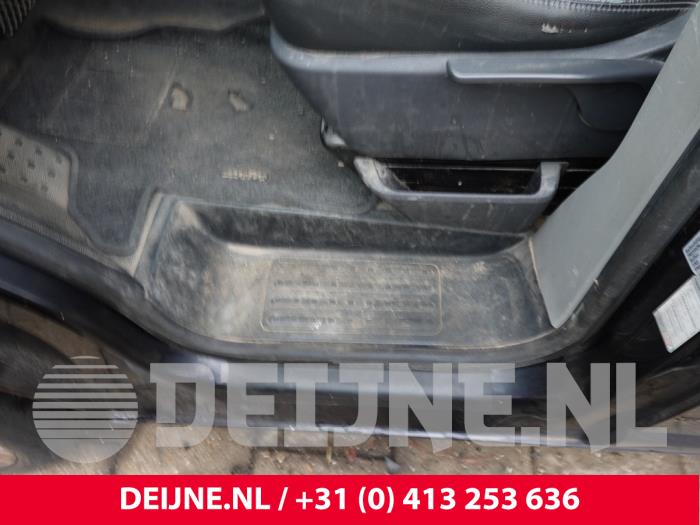 Volkswagen Transporter Einstieg vorne links O325921